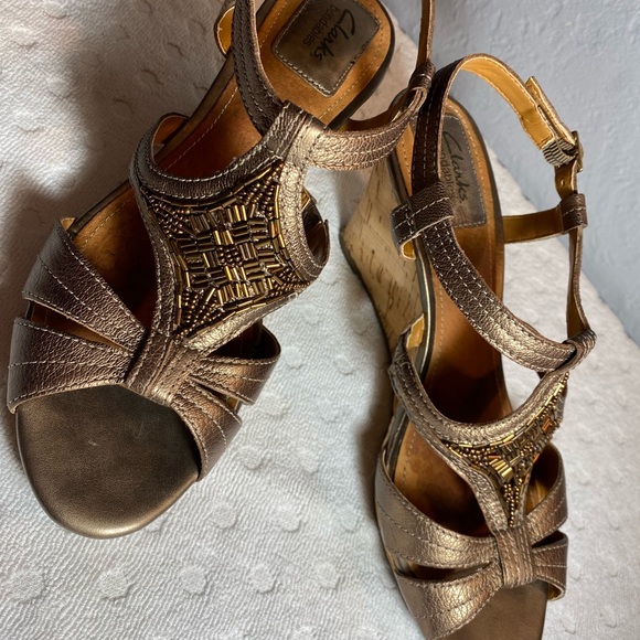 Clarks Bendables Bronze Leather Fiddle Bridge Beaded Cork Wedge Sandals - Picture 16 of 16